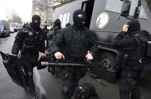 Fransada naməlum şəxslər bir neçə nəfəri götürüblər