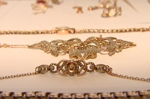 Qohumunun evindən oğurluq etdi