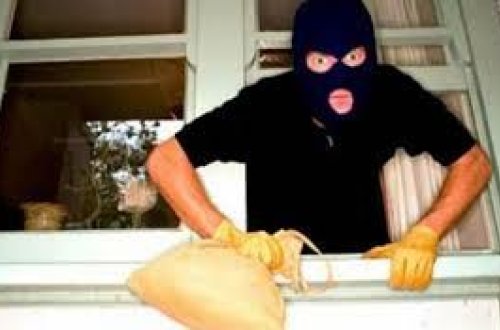 Evi yardılar, üzr istədilər, yolda adam bıçaqladılar