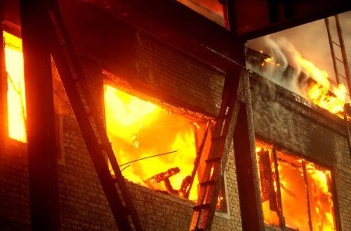 Bərdədə ikimərtəbəli ev yandı