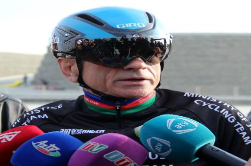 Mədət Quliyev Bakının mərkəzində velosiped sürdü