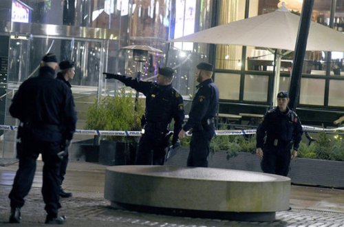 İsveçdə ticarət mərkəzində atışma