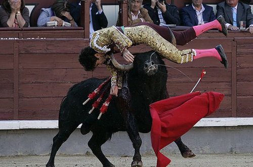 Matadorun qanı meydana çiləndi