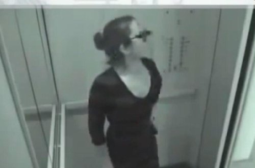 Qız liftdə kamera olduğunu bilmədi