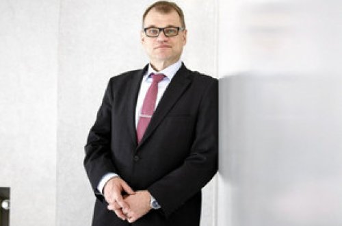 Finlandiyanın baş naziri təyinat məntəqəsinə təyyarənin tualetində uçub