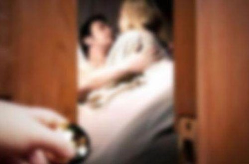 Ər yataq otağına dinləmə cihazı yerləşdiridi - eşitdiklərindən şoka düşdü