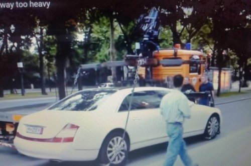 Evakuator prezidentlərin sürdüyü maşını qaldıra bilmədi