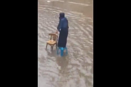 Xanımı üçün stullardan yol düzəltdi