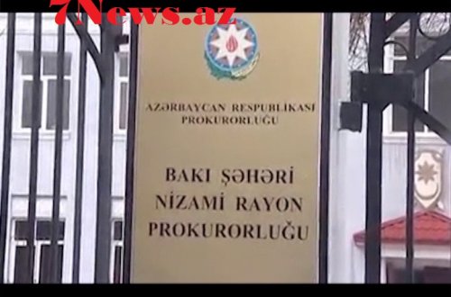 Telefona gələn SMS-ə görə anasını öldürən oğlanın məhkəməsi başlayıb