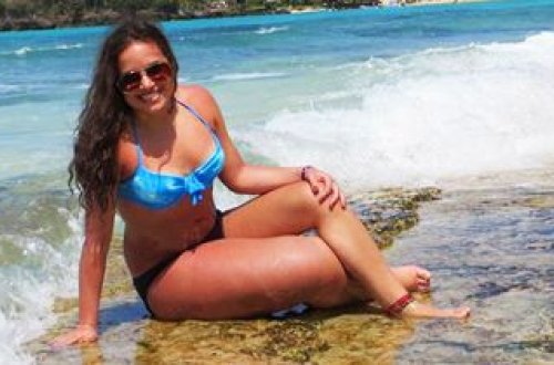 Bu qızın sağ ayağı dayanmadan böyüyür