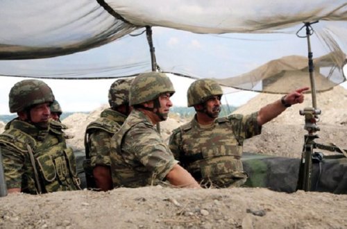 Zakir Həsənov düşmən mövqelərini izlədi