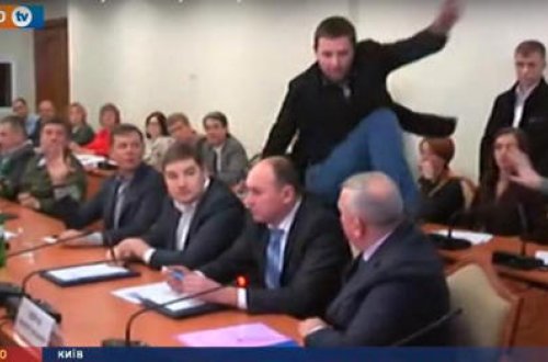 Deputat generalı təpiklə vurdu