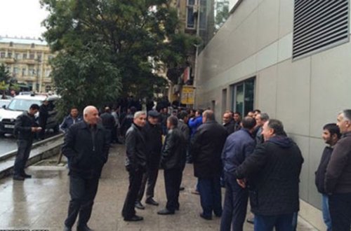 Maaş ala bilməyən fəhlələrə şad