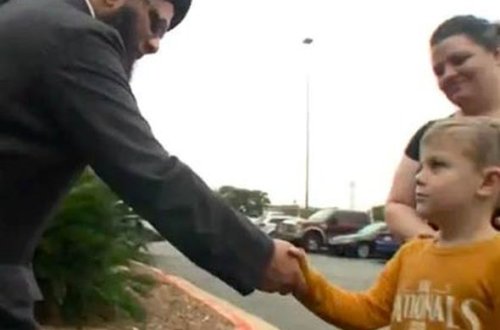 ABŞ-da yeddi yaşlı oğlan topladığı pulları məscidə verdi