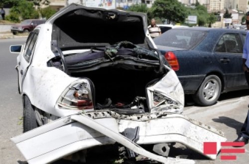 Samuxda avtomobil ağaca çırpıldı