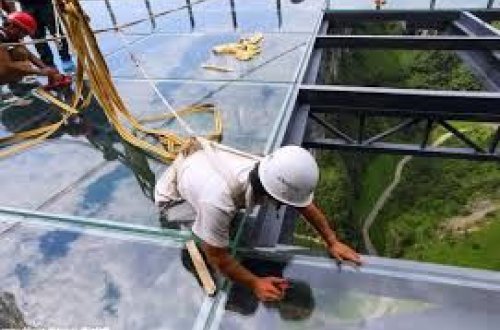 Şüşə platforma çökdü