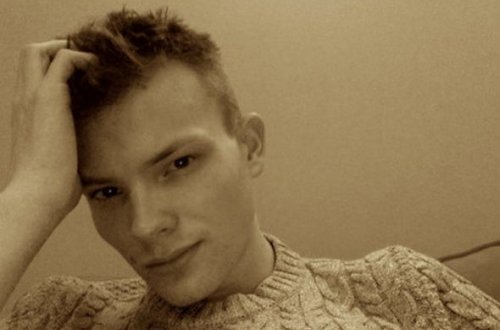 Müsəlman qızı müdafiə edən britaniyalı Facebook-un qəhrəmanına çevrildi