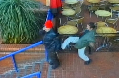 Yaşlı kişini pilləkənlərdən yıxdı