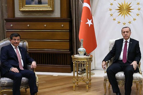 Ərdoğan yeni hökuməti qurmağı Davudoğluna tapşırdı