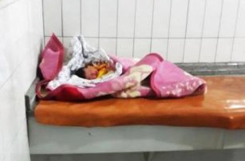 3 günlük körpəsini ayaqyolunda atıb qaçdı