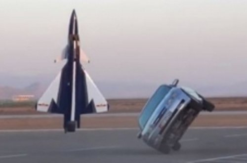 F-16, avtomobil və qolf maşınından möhtəşəm şou