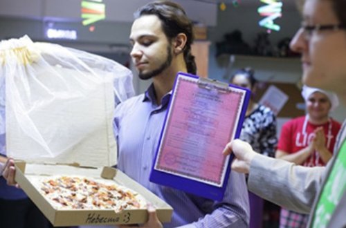 Təklikdən bezdiyi üçün pizza ilə evləndi