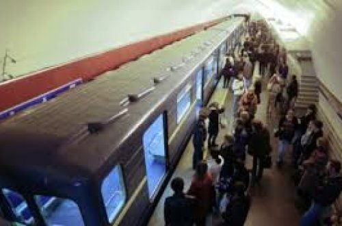 Metroda dəhşət: qoca kişi hicablı qızı öldürmək istədi