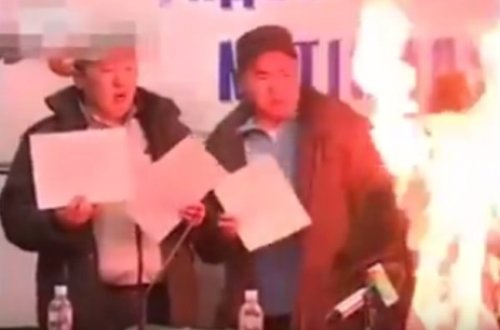 Canlı yayımda özünü yandırdı