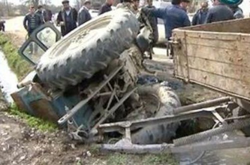 Traktor yol kənarına aşdı
