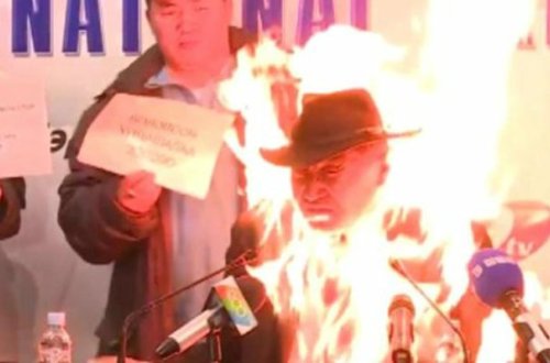 Şirkət rəhbəri mətbuat konfransında özünü yandırdı