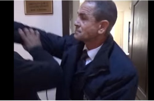 Məmur Xəzər TV-nin jurnalistini döydü