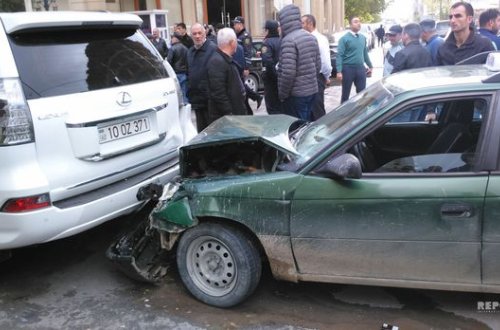 Bakıda polisin təqib etdiyi maşın qəza törətdi