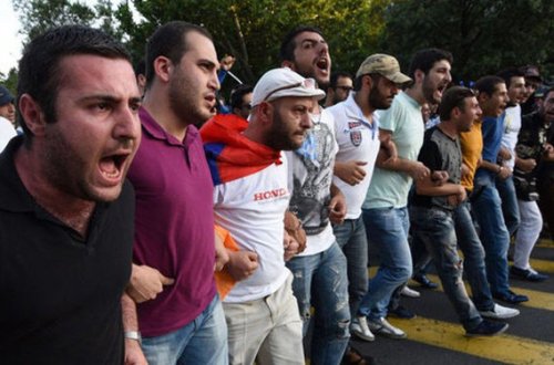 Yüzlərlə insan Yerevan küçələrinə çıxdı