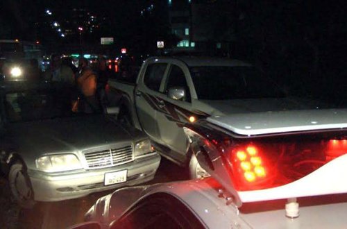 Bakıda tanınmış yazarın maşınını vurdular