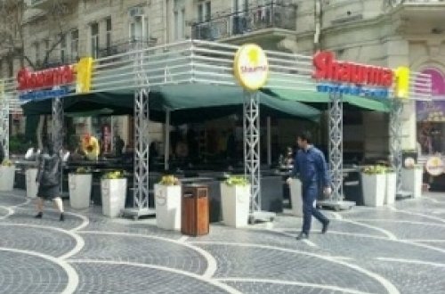 “Torqovı”da məşhur restoranın oturacaqları götürüldü, sahibi polisə aparıldı