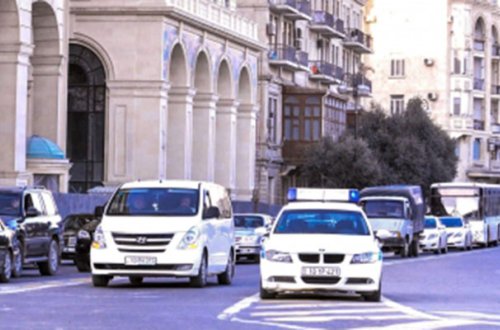 Bakıda baş inspektoru maşın vurdu