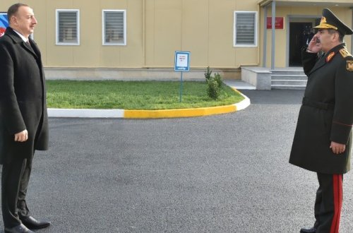 Prezident İlham Əliyev Müdafiə Nazirliyi Hərbi-Hava Qüvvələrinin hərbi şəhərciyində yaradılan şəraitlə tanış olub