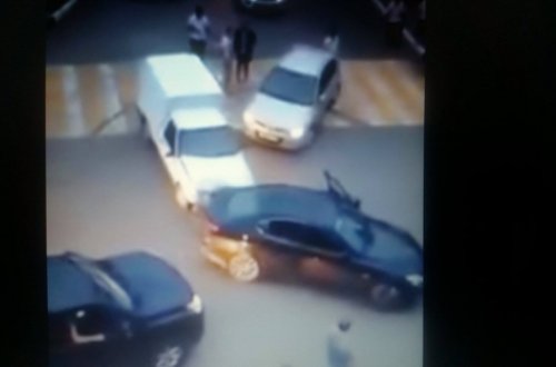 Hoqqabazlıq edən sürücünü döyüb maşınını belə əzdilər