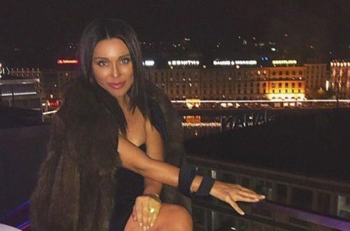 Validə Abbasovanın sinə dekoltesi və qısa libası