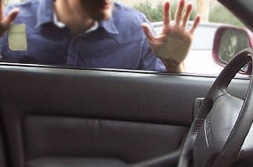 Taksi sürücüsünü döyüb maşınını aldılar