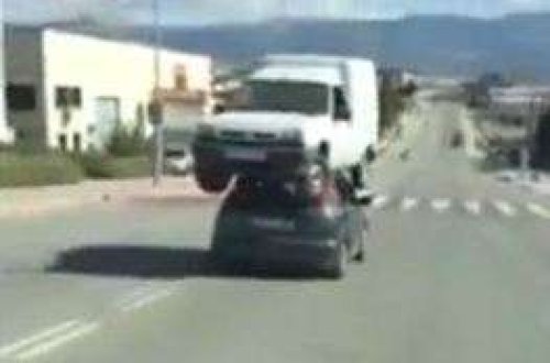 Xarab olan avtomobilini belə daşıdı