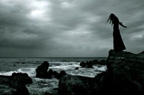 Sərxoş qadın özünü Xəzərə atdı