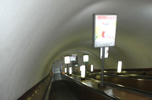 Eskalatorun qarşısında yerə yıxıldı, öldü