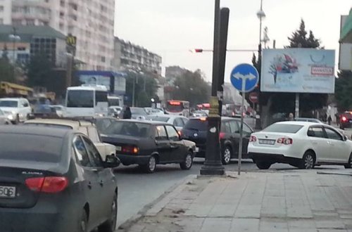 Bu yolda sürücülərin səhvləri tıxaca səbəb olur