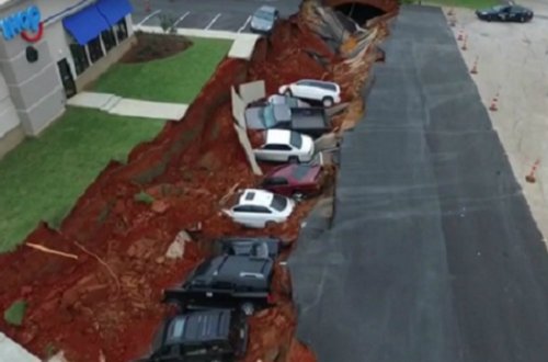 Yer yarıldı, maşınlar yarğana düşdü
