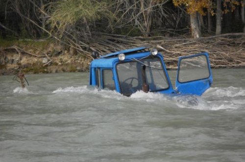 Ata və oğul traktorun içində boğuldu