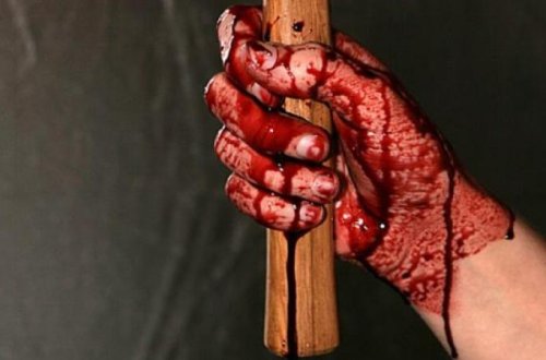 Əsgər atasını balta ilə doğradı