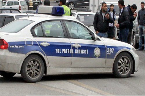 Bakıda polis avtomobili qəzaya uğrayıb, iki nəfər xəsarət alıb