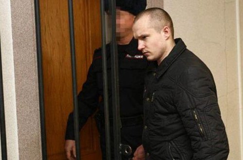 Porno filmlərə baxıb sevgilisini zorladı