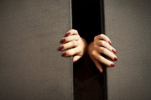 Liftdə qadına təcavüz etmək istəyən şəxs